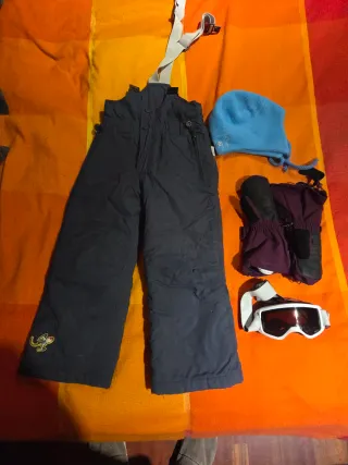 Manoplas esquí niño moradas, mono, gorro, gafas