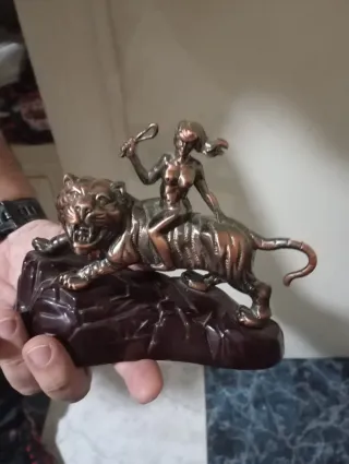 Mechero decorativo figura mujer y tigre