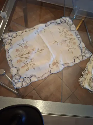 Set tovagliette e centrino ricamati