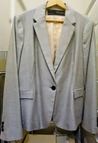 Americana de vestir color gris.