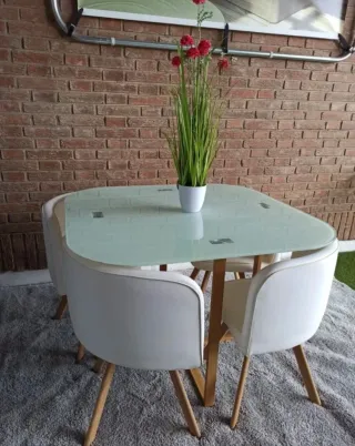 MESA DE CRISTAL CON SILLAS