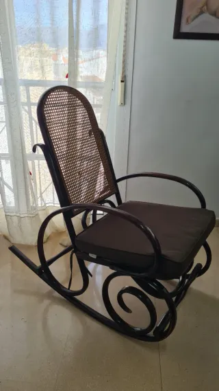 Silla mecedora de ratán y madera