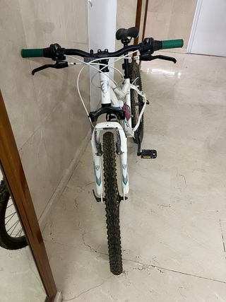 Bicicleta de montaña blanca . Marca BERG