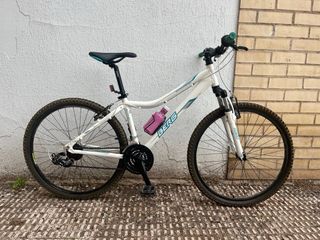 Bicicleta de montaña blanca . Marca BERG