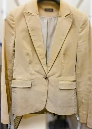 Americana de mujer de micropana color beige.