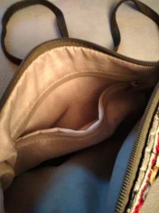 Bolso de hombro con adornos