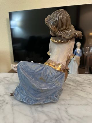 Figura de porcelana mujer con jarrón