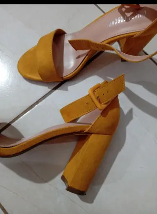 Sandali Gialli con Tacco Quadrato