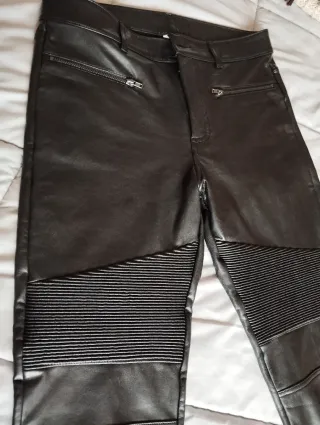 Pantalones negros efecto piel