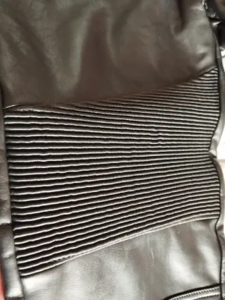 Pantalones negros efecto piel