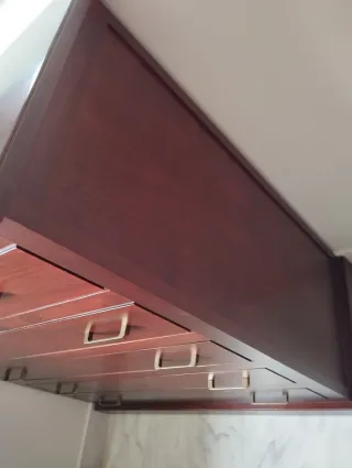 Cómoda de madera con espejo