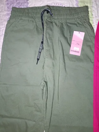 Pantalones verdes y fucsia
