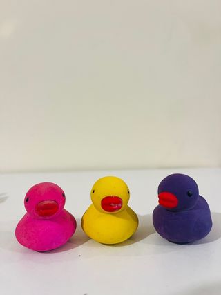 Material de papelería: pinzas y gomas de borrar