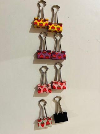 Material de papelería: pinzas y gomas de borrar