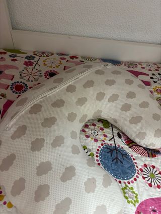 Cojín de lactancia estampado nubes.