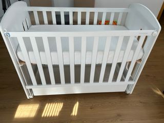 Cuna de bebé blanca