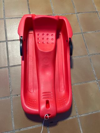 Trineo rojo para nieve