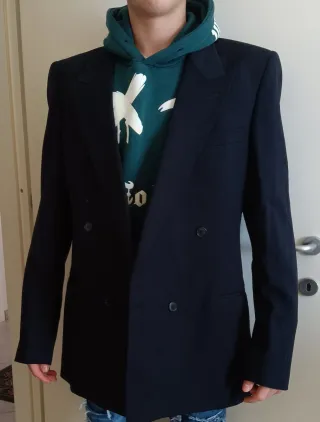 Blazer nero e felpa verde