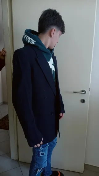 Blazer nero e felpa verde