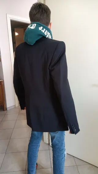 Blazer nero e felpa verde