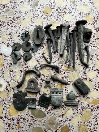 Lote objetos romanos y clavos