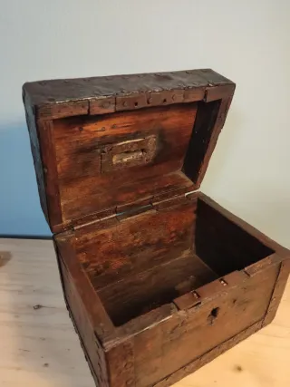 Antiguo baúl limosnero pequeño siglo XIII