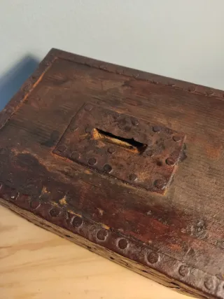 Antiguo baúl limosnero pequeño siglo XIII