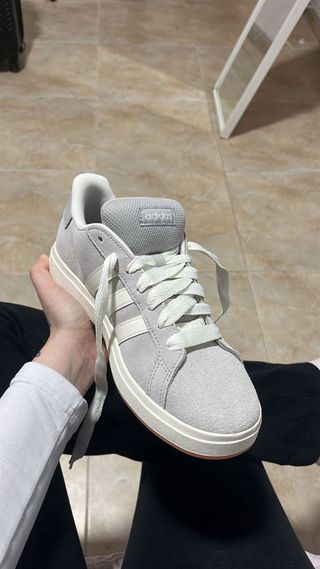 Zapatillas Adidas Casual Grises y Blancas