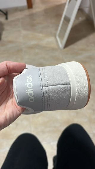 Zapatillas Adidas Casual Grises y Blancas