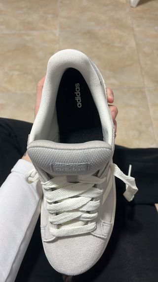 Zapatillas Adidas Casual Grises y Blancas