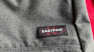 Bolso Tote / Bandolera Eastpak Gris