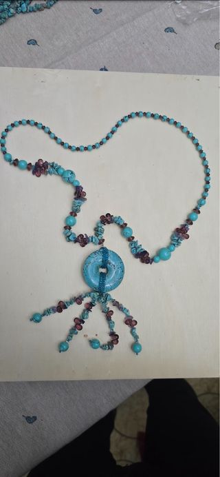Collana con pendente blu e viola