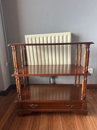 Mesa auxiliar de madera con ruedas