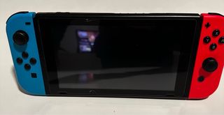 Nintendo Switch + Fundas de viaje y de accesorios