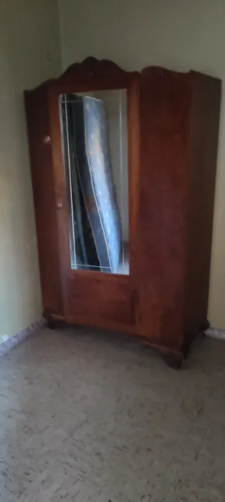 Armario de madera con espejo