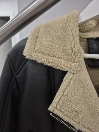 Cazadora Zara efecto piel forrada