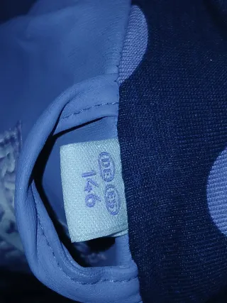 Impermeable azul con detalles reflectantes