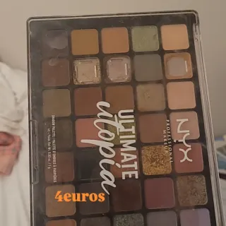 Zapatos negros y ropa