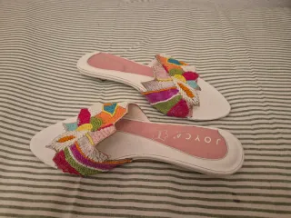Sandalias planas con pedrería