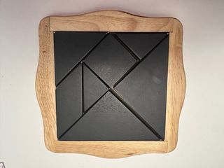 Juego Tangram de Madera en color negro.Hongji Toys