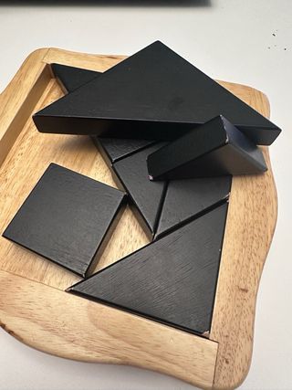 Juego Tangram de Madera en color negro.Hongji Toys