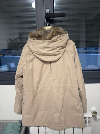 Chaquetón beige con capucha y pelo