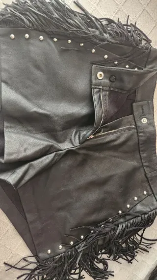 Shorts de cuero con flecos y tachuelas