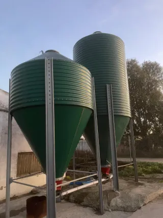 Depósito de pienso metálico verde