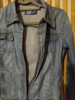 Cazadora vaquera elástica con cremallera