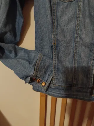 Cazadora vaquera elástica con cremallera