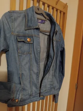 Cazadora vaquera elástica con cremallera