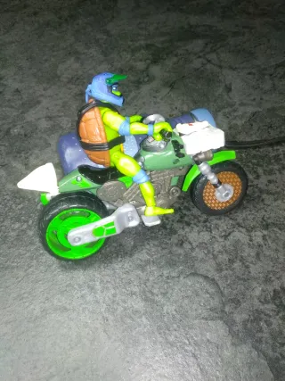 Tortugas Ninja: Leonardo y su Moto lanza discos.