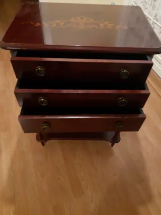 Mesa auxiliar de madera oscura