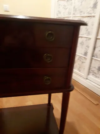 Mesa auxiliar de madera oscura